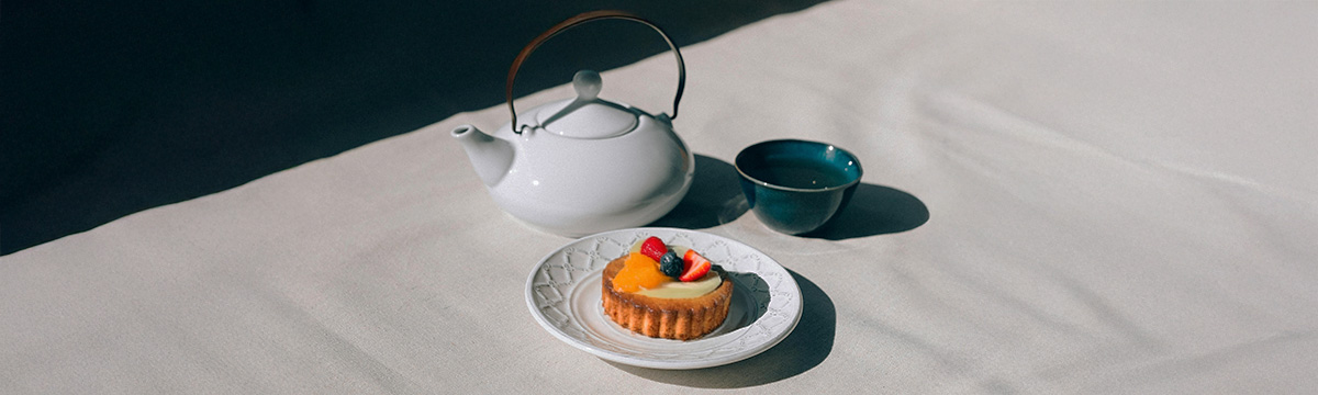 Banner image showing a cake on a table